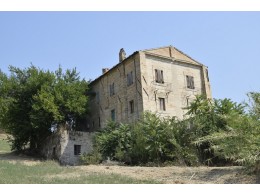 PRESTIGIOUS PALAZZO NOBILIARE IN THE COUNTRYSIDE FOR SALE IN FERMO SURROUNDING THE WONDERFUL 1800 IN PANORAMIC POSITION in the Marche region in Italy